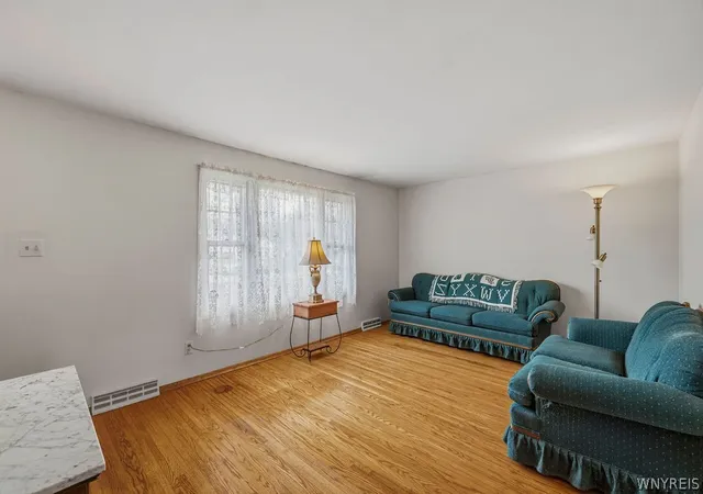 3rd image of 4839 Middleton Dr, Lockport Town, NY 14094 | MLS# B1675746