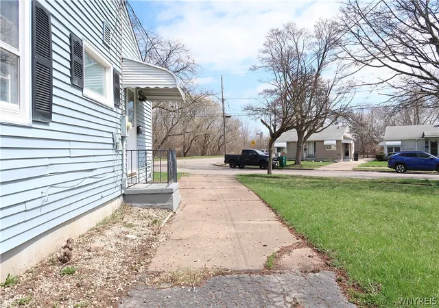 Photo 4 of Sale Pending at 3750 Deveaux St, Niagara Falls, NY 14305 | MLS# B1675892 | Listing updated on 2026-05-27