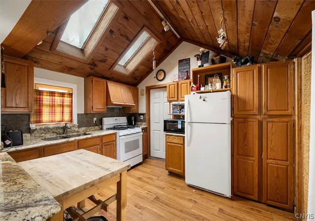 Photo 2 of Sale Pending at 603 Clinton St, Fayetteville, NY 13066 | MLS# S1676406 | Listing updated on 2026-06-08