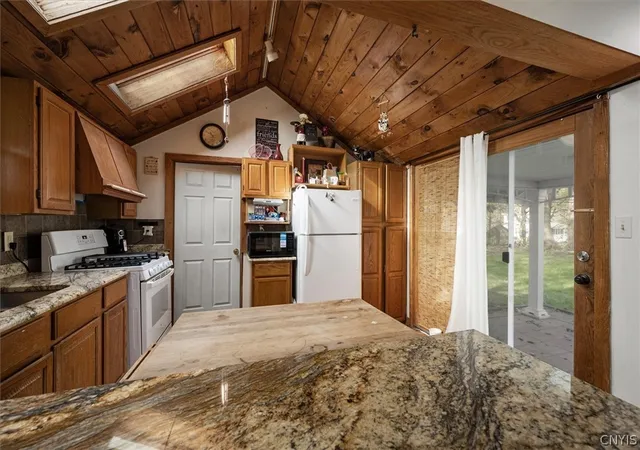 Photo 3 of Sale Pending at 603 Clinton St, Fayetteville, NY 13066 | MLS# S1676406 | Listing updated on 2026-06-08
