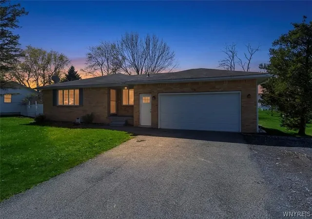 Homes for sale in Grand Island, NY | 2616 Stony Point Rd, Grand Island, NY 14072 | MLS# B1677231