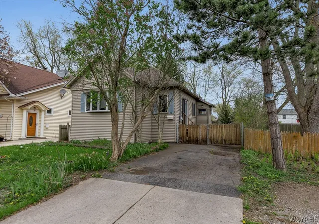 Homes for sale in West Seneca, NY | 79 Lind Ave, West Seneca, NY 14224 | MLS# B1677466