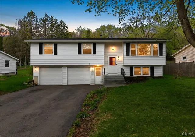 Homes for sale in Camillus, NY | 303 Crestwood Dr, Camillus, NY 13031 | MLS# S1676781