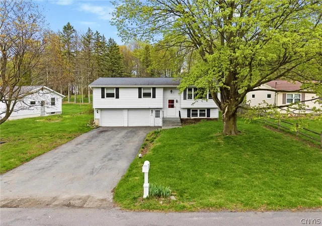 Homes for sale in Camillus, NY | 303 Crestwood Dr, Camillus, NY 13031 | MLS# S1676781