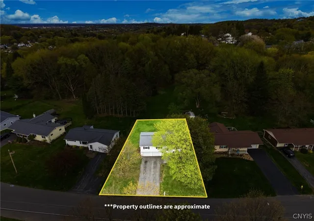 Homes for sale in Camillus, NY | 303 Crestwood Dr, Camillus, NY 13031 | MLS# S1676781
