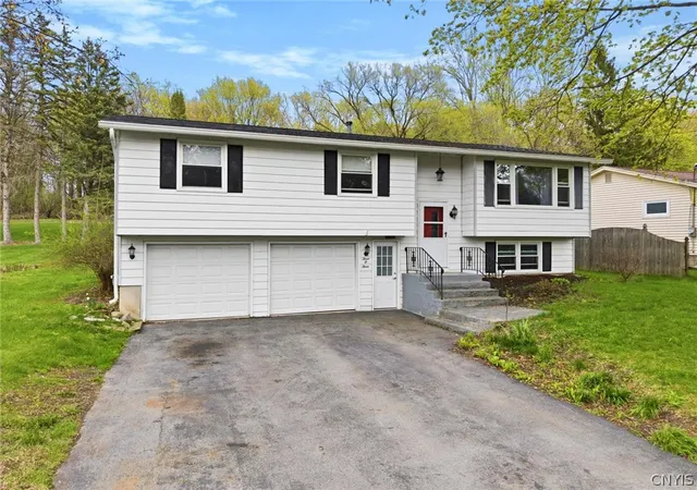 Homes for sale in Camillus, NY | 303 Crestwood Dr, Camillus, NY 13031 | MLS# S1676781
