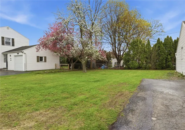 32nd image of 278 Whipple Ln, Irondequoit, NY 14622 | MLS# R1677748