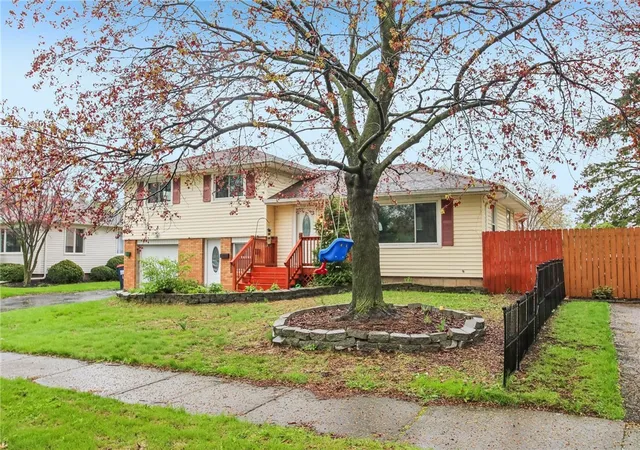 4th image of 8 Caren Dr, Irondequoit, NY 14622 | MLS# R1677358