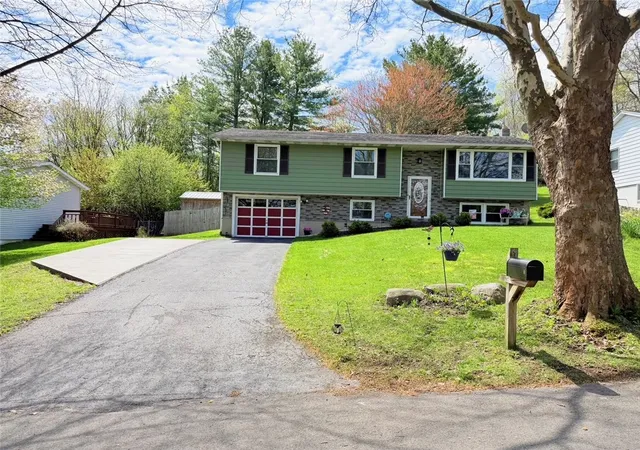 Photo 3 of Sale Pending at 8 Briggs Dr, Auburn, NY 13021 | MLS# R1677237 | Listing updated on 2026-06-17