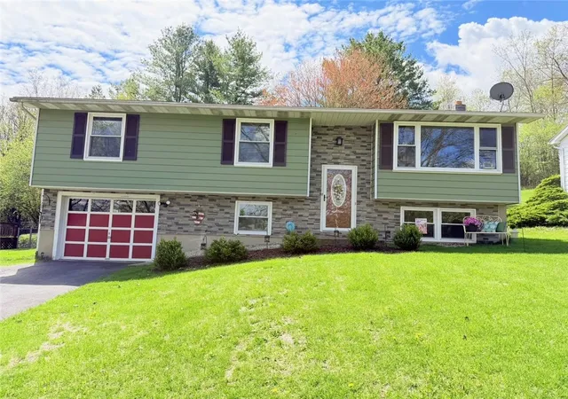 Photo 4 of Sale Pending at 8 Briggs Dr, Auburn, NY 13021 | MLS# R1677237 | Listing updated on 2026-06-17