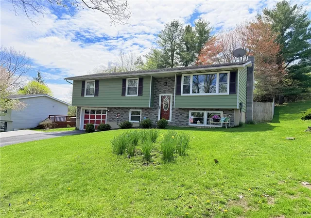 Photo 5 of Sale Pending at 8 Briggs Dr, Auburn, NY 13021 | MLS# R1677237 | Listing updated on 2026-06-17