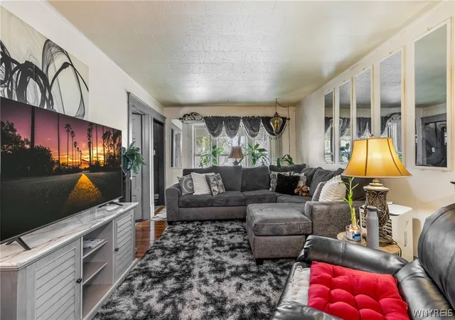 4th image of 160 Davidson Ave, Buffalo, NY 14215 | MLS# B1678496