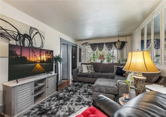 5th image of 160 Davidson Ave, Buffalo, NY 14215 | MLS# B1678496