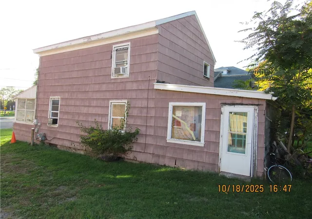 Homes for sale in Lyons, NY | 86 Water St, Lyons, NY 14489 | MLS# R1678128