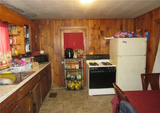 Homes for sale in Lyons, NY | 86 Water St, Lyons, NY 14489 | MLS# R1678128