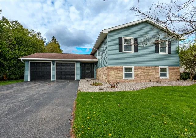 Homes for sale in Whitestown, NY | 112 Manor Ln, Whitestown, NY 13424 | MLS# S1677786