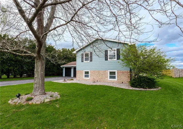 Homes for sale in Whitestown, NY | 112 Manor Ln, Whitestown, NY 13424 | MLS# S1677786