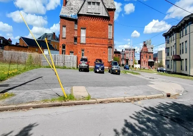 2nd image of 1025 Park Ave, Utica, NY 13501