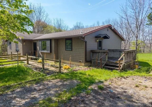 Homes for sale in Stafford, NY | 6161 Clinton St Rd, Stafford, NY 14143 | MLS# B1678821