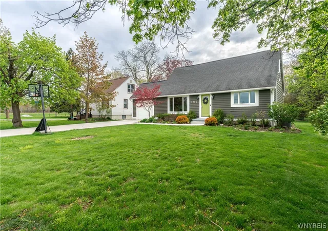 Photo 3 of Sale Pending at 3290 Wildwood Dr, Hamburg, NY 14075 | MLS# B1678615 | Listing updated on 2026-05-06