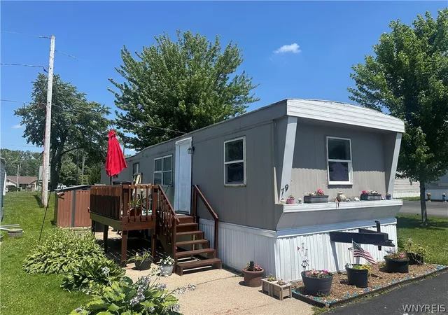 Homes for sale in Wheatfield, NY | 2080 River Rd #79, Wheatfield, NY 14304 | MLS# B1678826