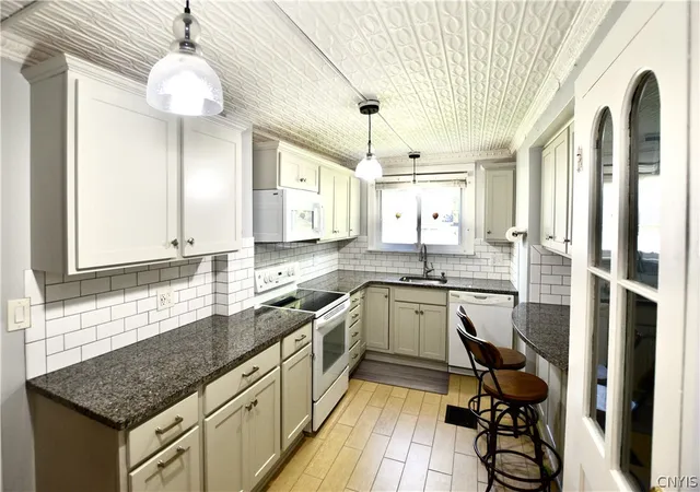 Photo 3 of Single family home for sale at 30 W Oneida St, Baldwinsville, NY 13027 | MLS# S1679357 | Listing updated on 2026-07-28