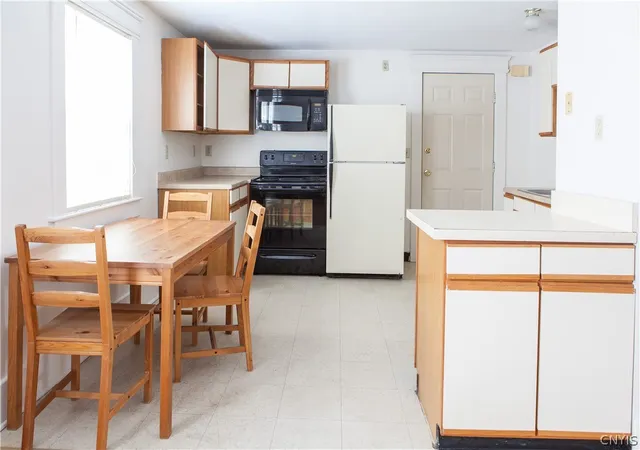 2nd image of 560 Clarendon St, Syracuse, NY 13210
