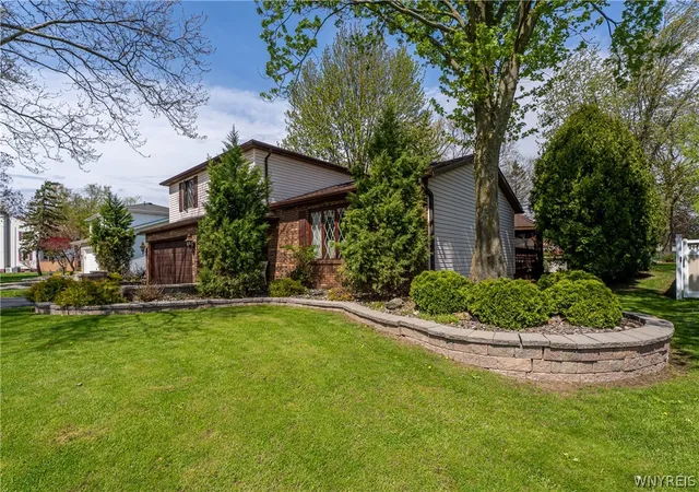 3rd image of 8010 Crestview Dr, Niagara Falls, NY 14304 | MLS# B1679625