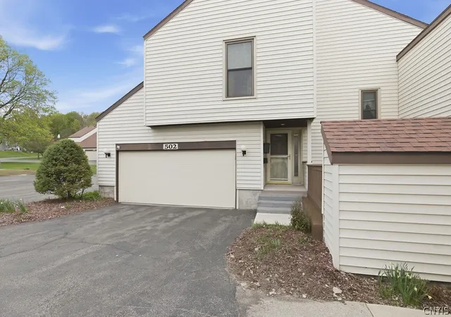 Homes for sale in Camillus, NY | 502 Woburn Dr, Camillus, NY 13031 | MLS# S1679506