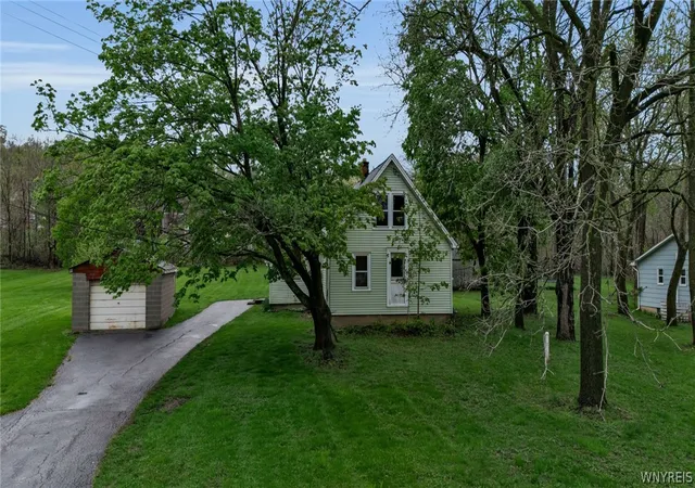 Homes for sale in Lewiston, NY | 994 Ridge Rd, Lewiston, NY 14092 | MLS# B1680157