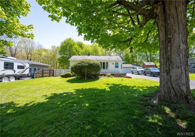 Homes for sale in Evans, NY | 1373 Elwood Dr, Evans, NY 14047 | MLS# B1680182