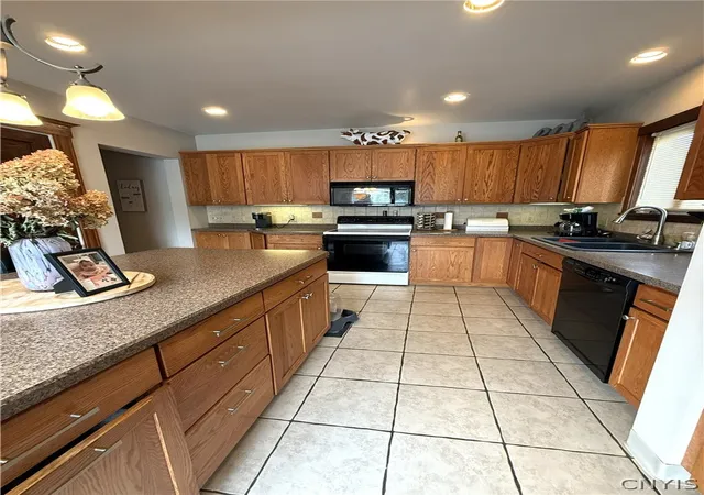 Homes for sale in Auburn, NY | 133 Curtis Pl, Auburn, NY 13021 | MLS# S1668298