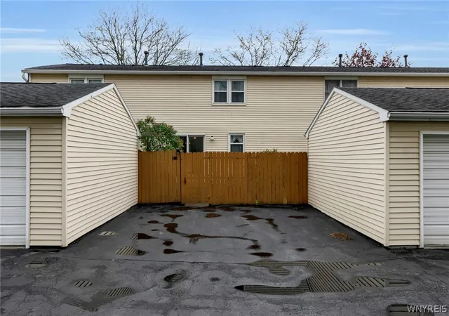 Photo 4 of Sale Pending at 275 Wimbledon Ct, Buffalo, NY 14224 | MLS# B1679742 | Listing updated on 2026-06-29