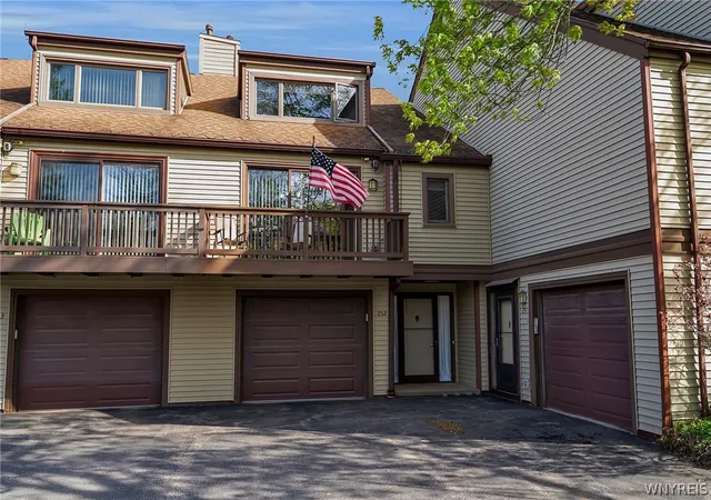 Homes for sale in Amherst, NY | 252 Old Meadow Dr, Amherst, NY 14051 | MLS# B1680496