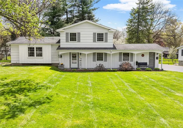 Homes for sale in Penfield, NY | 142 Wedgewood Dr, Penfield, NY 14526 | MLS# R1677143