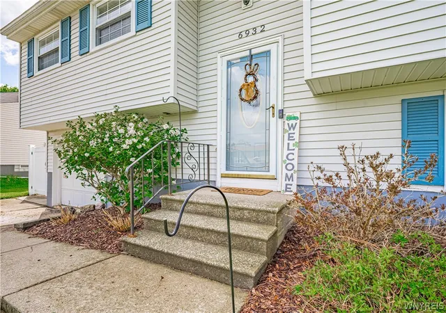3rd image of 6932 Academy Ln, Lockport Town, NY 14094 | MLS# B1674422