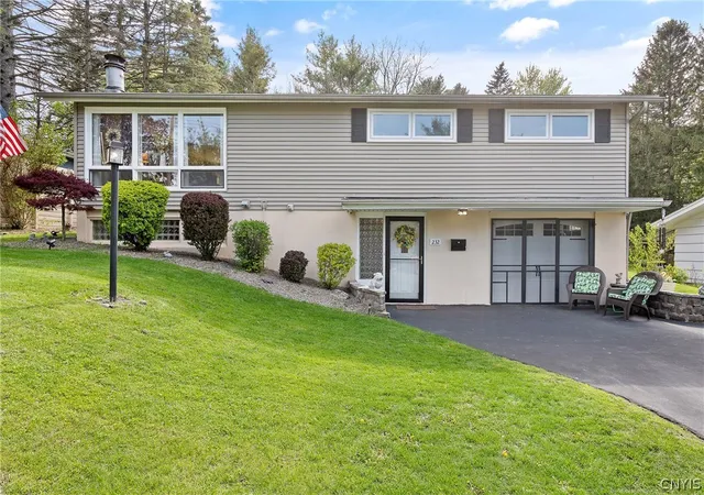 Homes for sale in Camillus, NY | 232 Wynnfield Dr, Camillus, NY 13219 | MLS# S1681000
