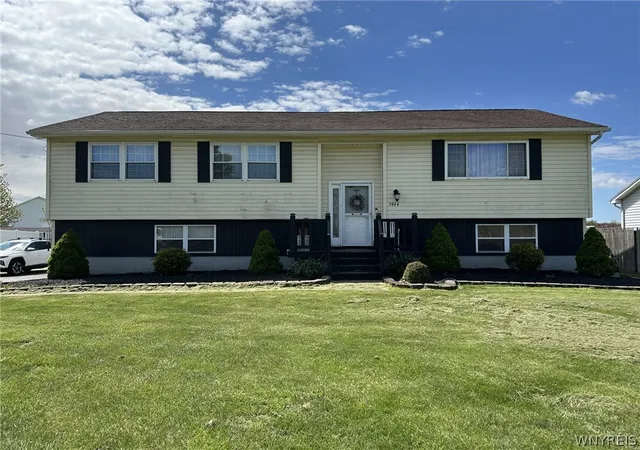 Homes for sale in Wheatfield, NY | 3844 Mapleton Rd, Wheatfield, NY 14120 | MLS# B1681162
