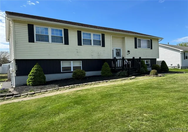 Homes for sale in Wheatfield, NY | 3844 Mapleton Rd, Wheatfield, NY 14120 | MLS# B1681162