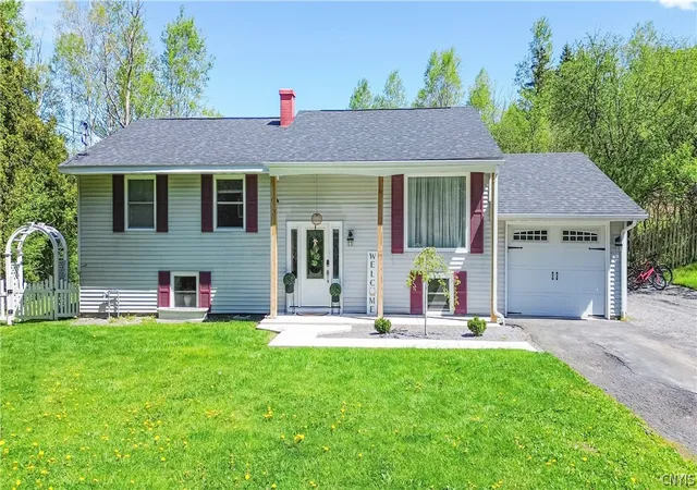 Homes for sale in New Hartford, NY | 9529 Chapman Rd, New Hartford, NY 13413 | MLS# S1681179
