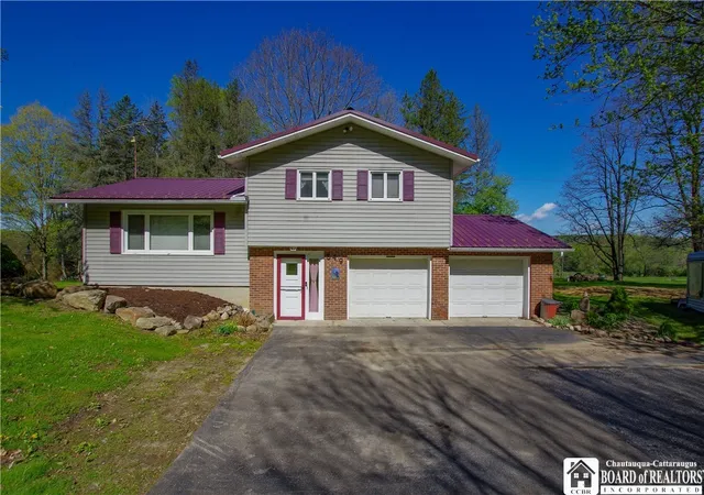 2nd image of 549 Creek Rd, Jamestown, NY 14701 | MLS# R1681313