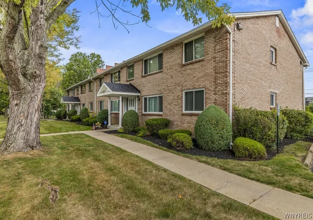 Homes for sale in Amherst, NY | 179 Old Lyme Dr #7, Amherst, NY 14221 | MLS# B1679732