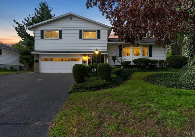 2nd image of 210 Colony Park Dr, Liverpool, NY 13088 | MLS# S1681424