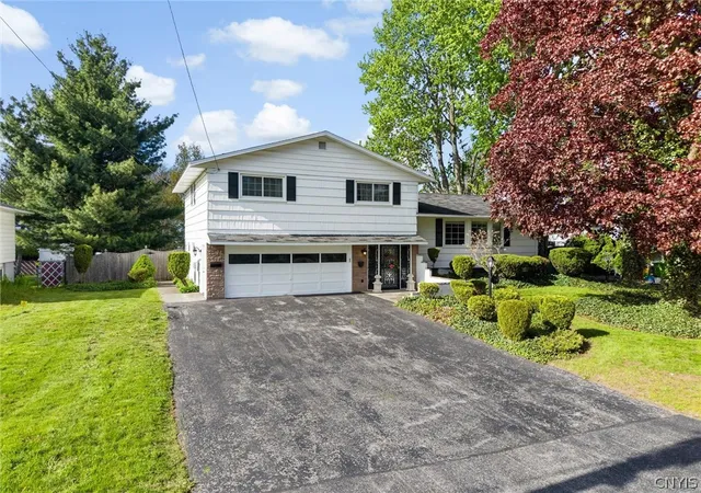 3rd image of 210 Colony Park Dr, Liverpool, NY 13088 | MLS# S1681424