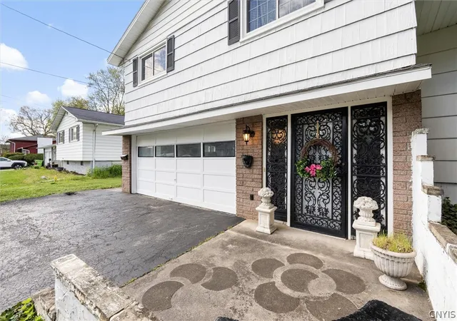 5th image of 210 Colony Park Dr, Liverpool, NY 13088 | MLS# S1681424