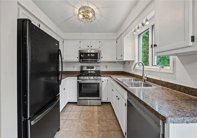 4th image of 3 Southfield Dr, Webster, NY 14580 | MLS# R1681382