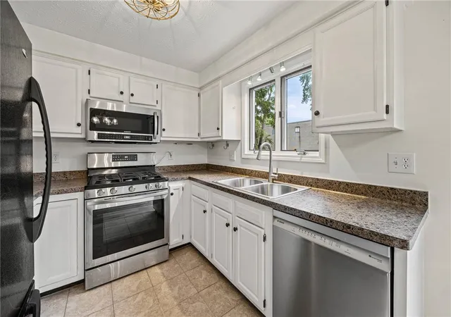 5th image of 3 Southfield Dr, Webster, NY 14580 | MLS# R1681382