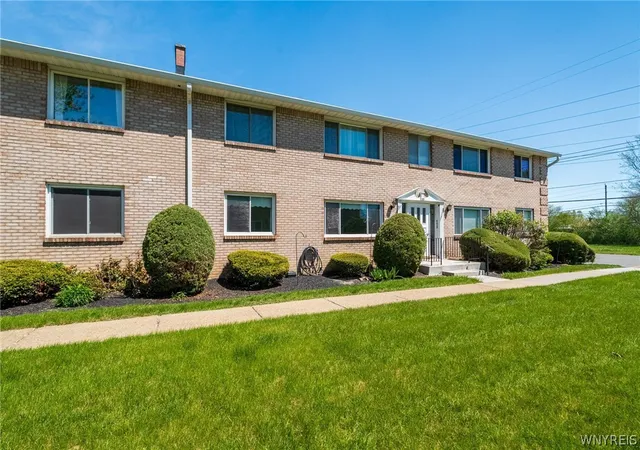 Homes for sale in Amherst, NY | 135 Old Lyme Dr #2, Amherst, NY 14221 | MLS# B1681550