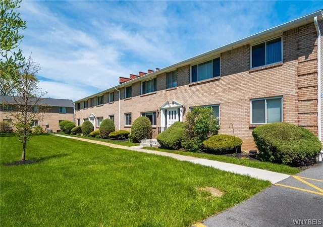 Homes for sale in Amherst, NY | 135 Old Lyme Dr, Amherst, NY 14221