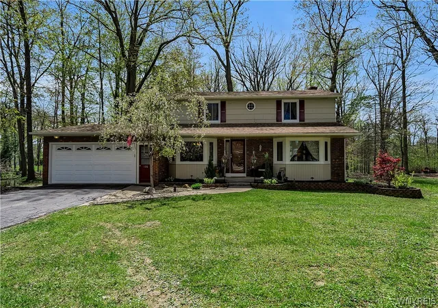 Homes for sale in Grand Island, NY | 126 Amberwood Dr, Grand Island, NY 14072 | MLS# B1681496
